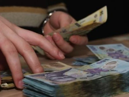 BĂRBAT PRINS DE POLIȚIȘTI DUPĂ CE A SUSTRAS 4.000 DE LEI DINTR-O UNITATE COMERCIALĂ