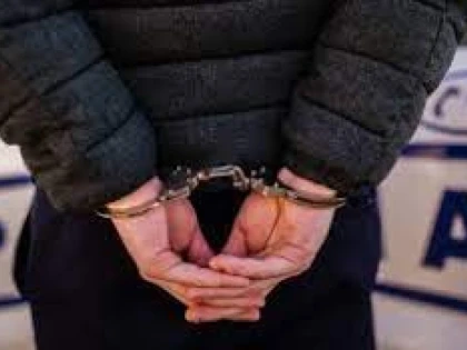 Bărbat reținut de polițiști, după ce a intrat în casă peste un octogenar și l-a agresat fizic