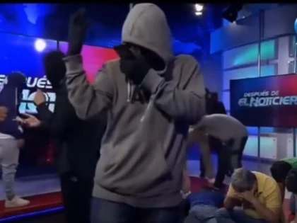 Bărbaţi înarmaţi au dat buzna în direct în platoul unei televiziuni publice din Ecuador