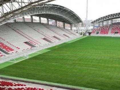 Baronul Neuman, sub forma unei statui pe stadionul UTA-ei