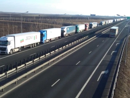 Bătaia de joc a vameșilor maghiari continuă! Coloană de TIR-uri de 5 kilometri la Nădlac II, la ieșirea din țară