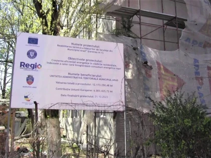 Bătaie de joc la reabilitarea unui bloc din Arad, cu fonduri europene
