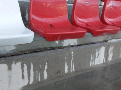 Bătaie de joc la stadion: apa a curs în vestiarul UTA-ei, iar gazonul deja se rupe!