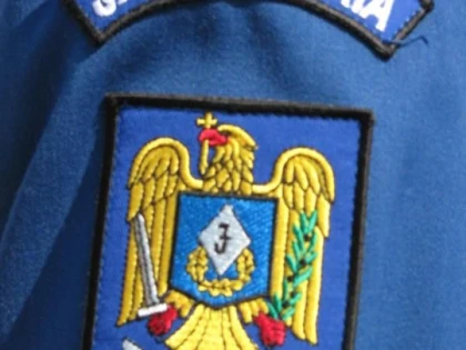 BĂTRÂN DE 82 DE ANI, AJUTAT DE UN JANDARM SĂ ÎȘI RECUPEREZE PORTMONEUL PIERDUT