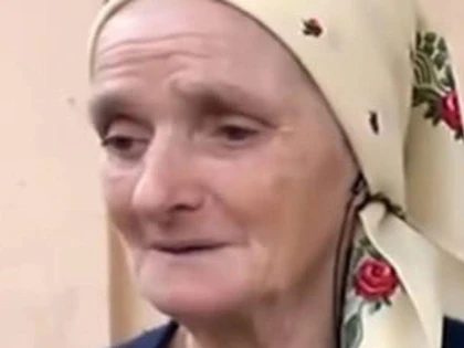 Bătrână achitată de judecători după moarte. A fost ridicată cu mascații sub acuzația că a dat mită 10 ouă