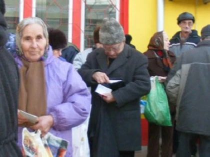 Bătrânețe îndatorată! Pensionarii României își fac sărbătorile cu bani de la CAR