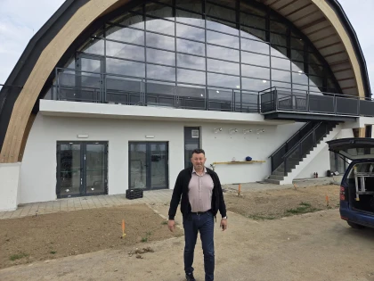Bazinul de înot din Ineu ar putea fi deschis în toamnă, după o întârziere de doi ani