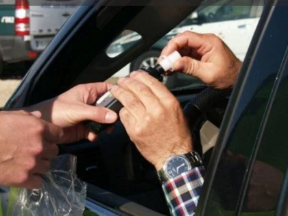 Beat la volan, a lovit o mașină parcată și a plecat de la fața locului