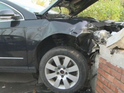 Beat și fără permis, un arădean a intrat cu mașina în gardul cimitirului