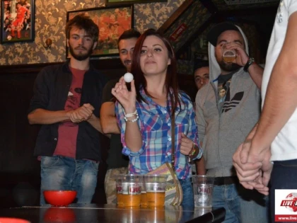 BEER PONG LA OLD LADYS PUB