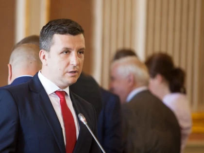 BENIAMIN VĂRCUȘ: FALCĂ SUSȚINE O FIRMĂ FANION A MAFIEI PDL
