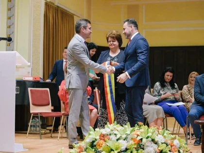Bibarț mănâncă regește la masa lui Falcă, dar face pe independentul