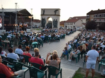Bibarț urăște ceea ce nu înțelege: Cultura! Primarul efemer al Aradului întrerupe un eveniment cultural de 15 ani, așteptat an de an, de mii de arădeni