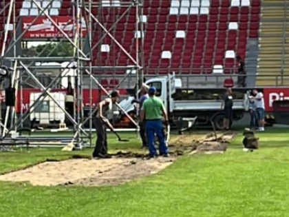 Bibi, hai cu rondul de seară! Dezastru după festivalul de pe stadion: cratere și câmp de cartofi, în loc de iarbă!