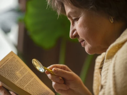 Biblia cu scris mare: cine ar putea avea cea mai mare nevoie de ea?