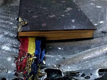 Biblia și tricolorul au rămas intacte după incendiul de la biserica din Gai