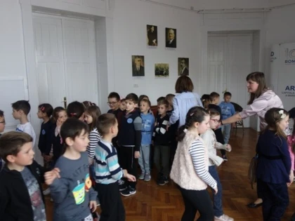 Biblioteca județeană, un „magnet" pentru elevii de la „Școala altfel"