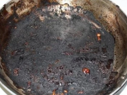 Bicarbonatul de sodiu te ajută să cureți grăsimea și negreala de pe tigăi