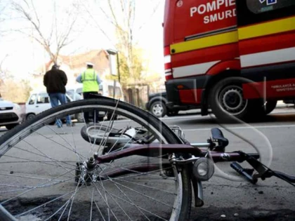 Biciclist accidentat pe drumul Sântana-Curtici. Autorul, o șoferiță de 60 de ani, a părăsit locul faptei