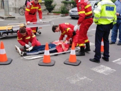 Biciclistă acroşată în trafic. Polițiștii locali i-au acordat primul ajutor