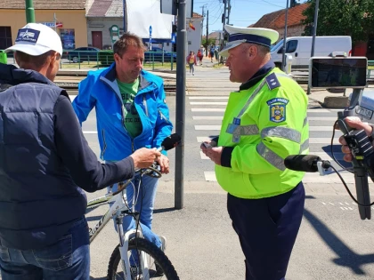 Bicicliștii au fost înarmați cu veste fluorescente de către polițiști