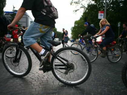 Bicicliștii vor fi amendați drastic dacă vor fi prinși vorbind la telefon