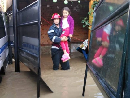 Bilanțul furtunii: 200 de gospodării inundate, opt persoane evacuate