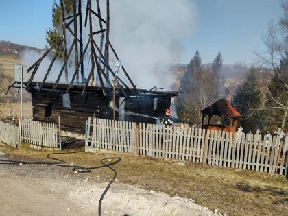 Biserica monument istoric din Vidra, arsă complet din cauza unui incendiu provocat la vegetație