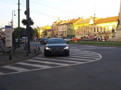 BIZONUL SE INTOARCE: LIMUZINA FAMILIEI FALCA, PARCATA IN MIJLOCUL INTERSECTIEI