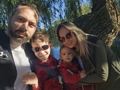 Boala care i-a furat unui băiețel de 6 anișori zâmbetul și libertatea de a se juca