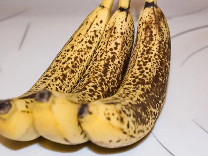 BOALA FARA LEAC ALUNGATA DE BANANELE PREA COAPTE CU PUNCTE NEGRE