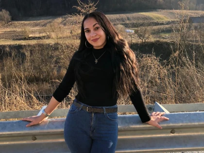 Boala i-a furat un rinichi, acum vrea să-i fure și viața. Lupta unei tinere de 21 de ani cu o boală rară