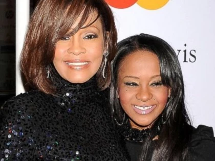 BOBBI KRISTINA, FIICA LUI WHITNEY HOUSTON, A MURIT LA 22 DE ANI
