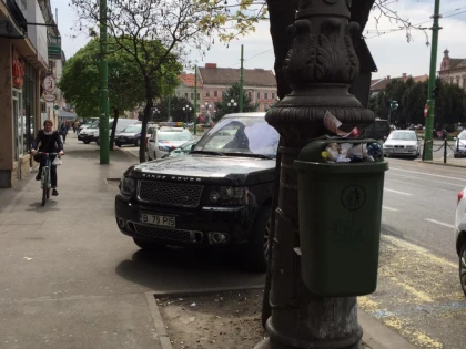 Bolidul familiei Pistru, o nouă parcare... pe trotuar