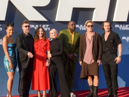 Brad Pitt s-a îmbrăcat în fustă la premiera filmului Bullet Train