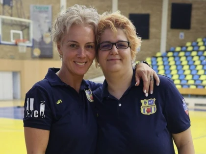 Brankica Hadzovic îi ajută pe suporteri să își facă abonamente la FCC UAV Arad