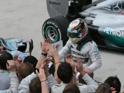BRITANICUL LEWIS HAMILTON ESTE CAMPION MONDIAL LA FORMULA 1