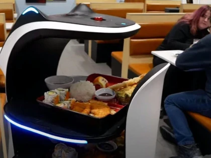 Bulgaria va avea în vară pe litoral chelneri din Ucraina, dar și chelneri-roboți