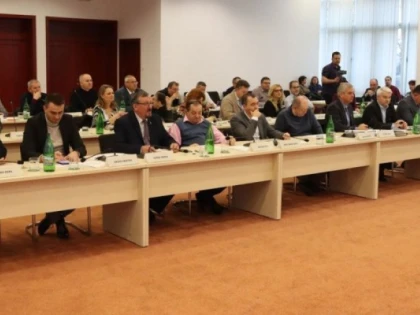Bursele de ajutor social și de merit ale elevilor, aprobate de Consiliul Județean Arad
