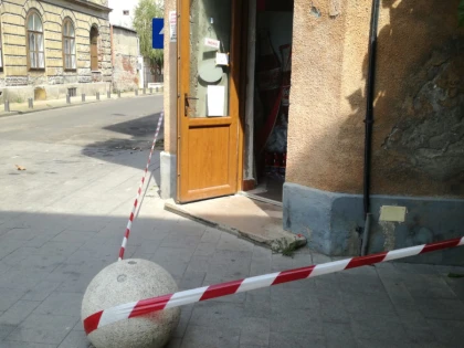 Cad ornamentale de pe clădiri, pe strada Mețianu! Polițiștii locali au împrejmuit zona