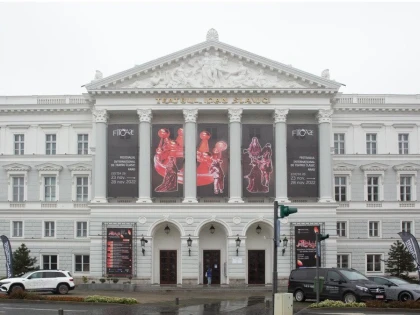 Cade tencuiala de pe clădirea Teatrului de Stat, reabilitată acum doi ani
