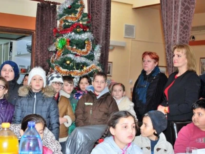 Cadouri pentru copiii din școlile partenere DDAC, din partea UVVG Arad