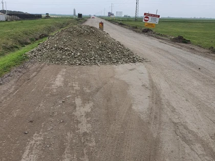 Calvarul mai durează câteva luni, pe drumul Arad - Șiria! Abia în octombrie se toarnă asfaltul