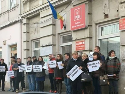 Campania imbecilă continuă: Liberalii lui Falcă şi-au făcut poze în fața sediului PSD