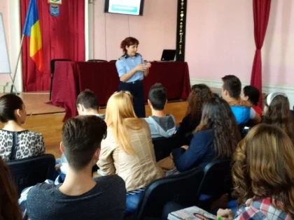 CAMPANIA "SI TU POTI DEVENI POLITIST", CONTINUA IN SCOLILE ARADENE