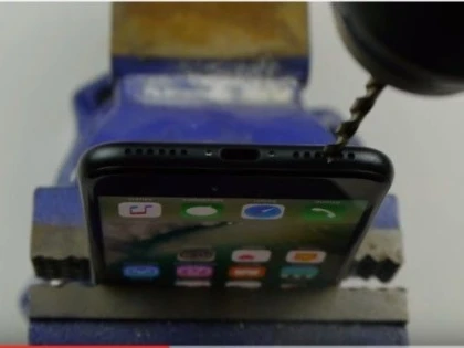 CÂND CREZI CĂ TOT CE ZBOARĂ SE MĂNÂNCĂ ÎȚI GĂUREȘTI ȘI iPHONE-UL CU BORMAȘINA