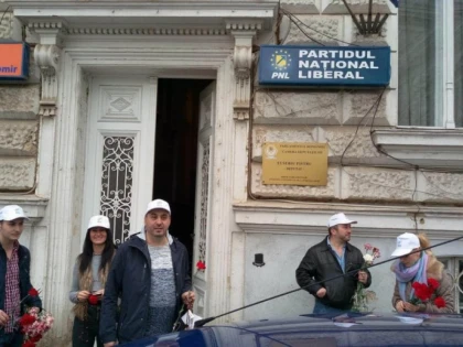 CANDIDATUL MISCARII POPULARE LA PRIMARIA ARAD A IMPARTIT FLORI FEMEILOR DIN PSD SI PNL
