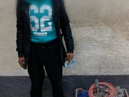 Căra o ladă suspectă, acoperită cu o pătură. Ghinionul lui a fost că „îi cunoștea" pe polițiștii locali