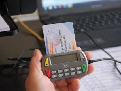 Cardurile de sănătate vor fi înlocuite treptat cu noile cărți electronice de identitate