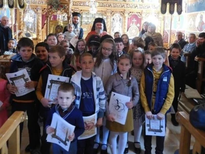 Cărți de colorat dăruite copiilor din Joia Mare 